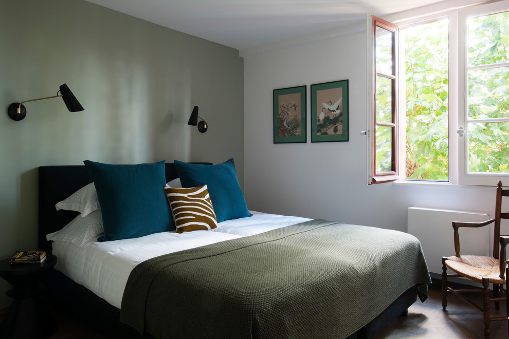 Свежая идея для дизайна: хозяйская спальня в морском стиле с зелеными стенами - отличное фото интерьера