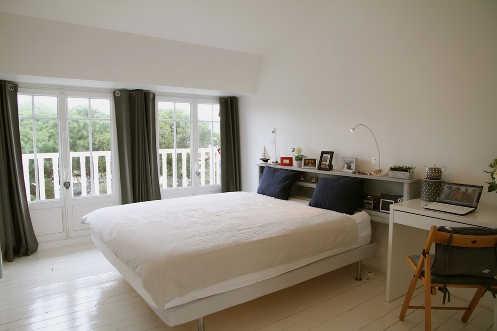 На фото: спальня в современном стиле с деревянным полом и белыми стенами