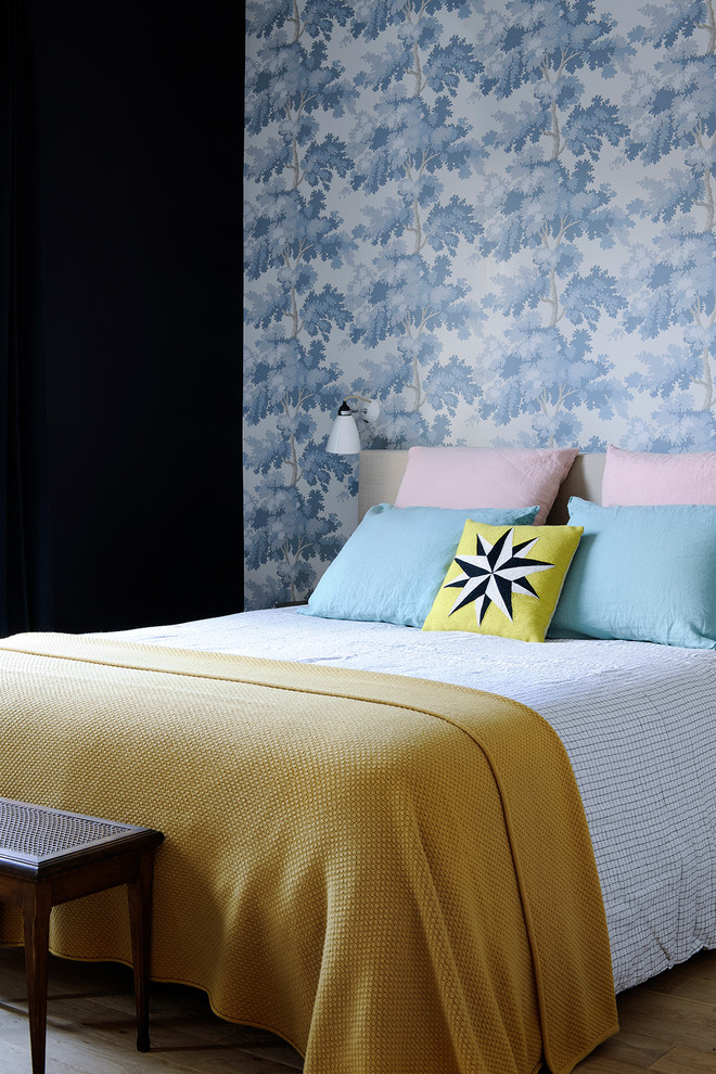 Immagine di una camera da letto minimal con pareti nere e parquet chiaro