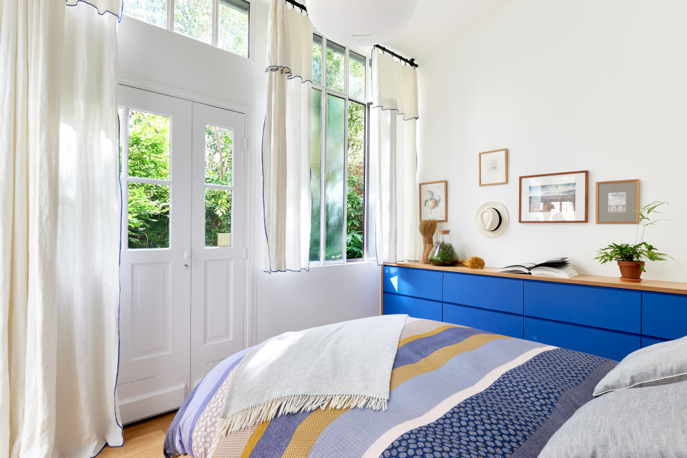 Idee per una camera da letto contemporanea con pareti bianche, parquet chiaro, pavimento beige e soffitto a volta