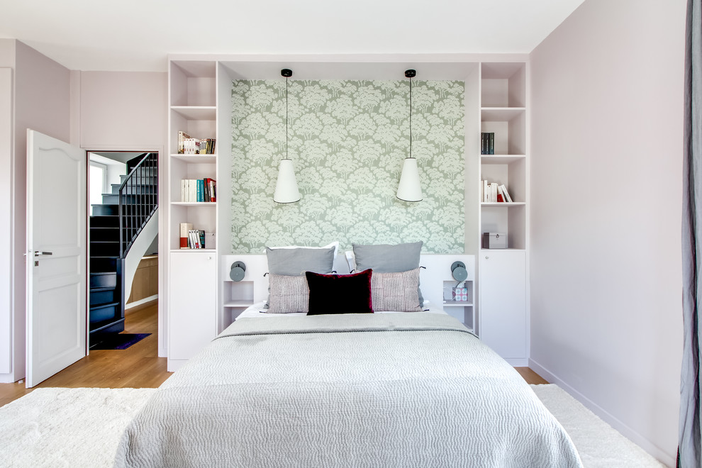 Exempel på ett modernt sovrum, med rosa väggar och mellanmörkt trägolv