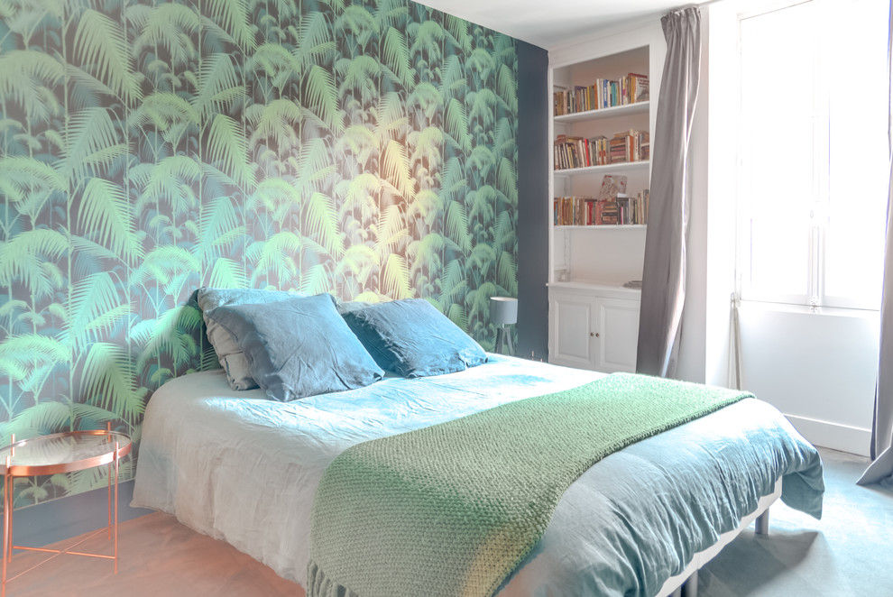 Mittelgroßes Country Hauptschlafzimmer ohne Kamin mit grüner Wandfarbe und hellem Holzboden in Paris