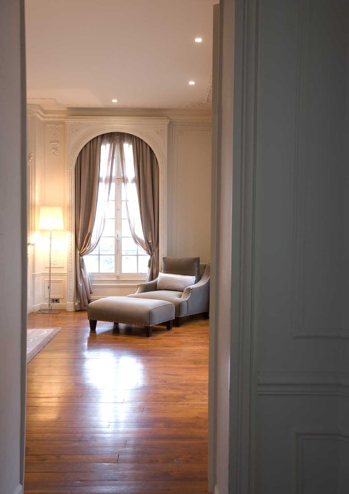 Inspiration for a transitional bedroom remodel in Paris