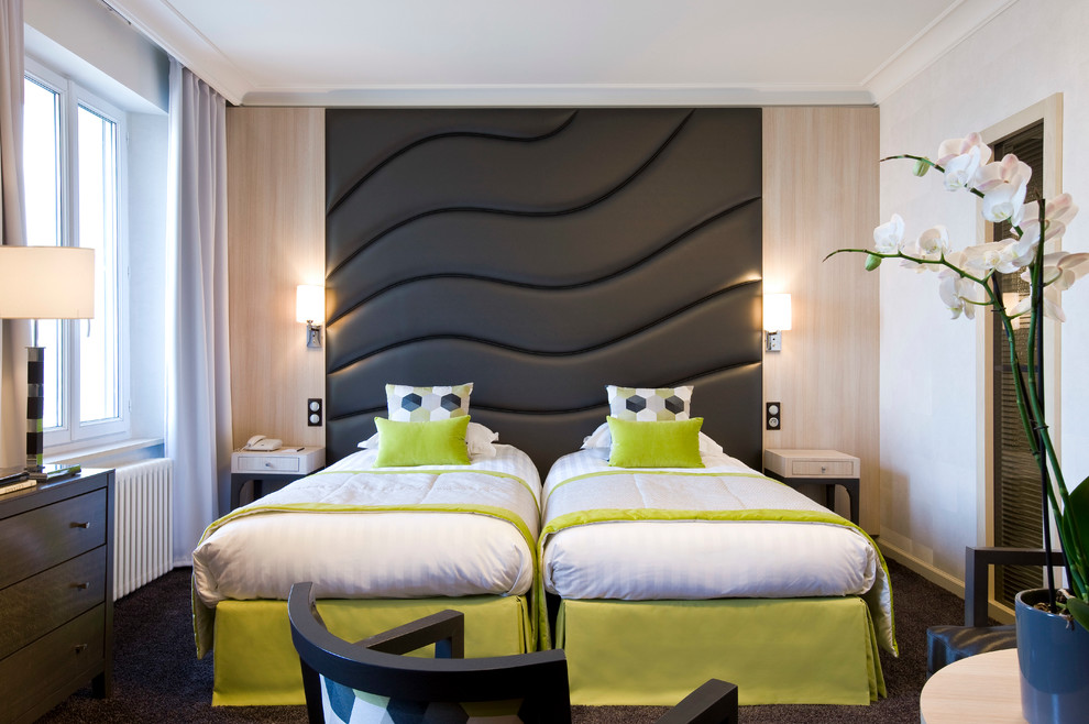 Modelo de habitación de invitados actual, de tamaño medio, con paredes blancas