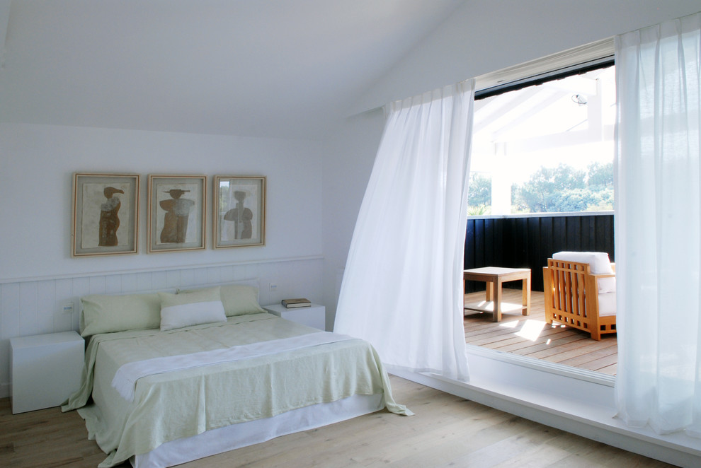 Photo of a coastal bedroom in Montpellier.