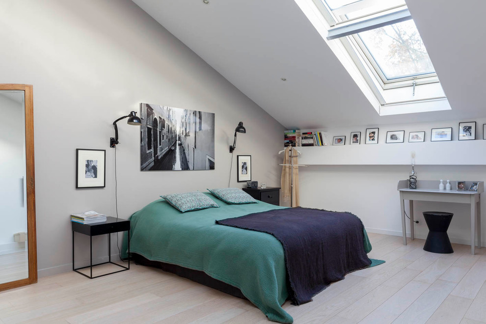Immagine di un'In mansarda camera da letto contemporanea di medie dimensioni con pareti beige, nessun camino, pavimento in compensato e pavimento beige