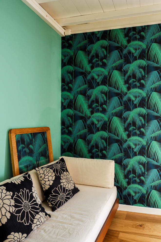 Kleines Industrial Schlafzimmer mit grüner Wandfarbe und hellem Holzboden in Paris