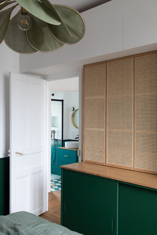 Mittelgroßes Modernes Hauptschlafzimmer mit grüner Wandfarbe, hellem Holzboden und beigem Boden in Paris