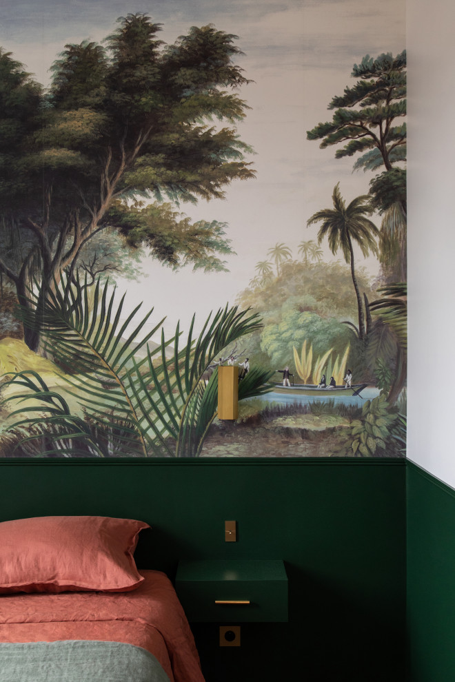 Ejemplo de dormitorio principal moderno de tamaño medio con paredes verdes, suelo de madera clara y suelo beige
