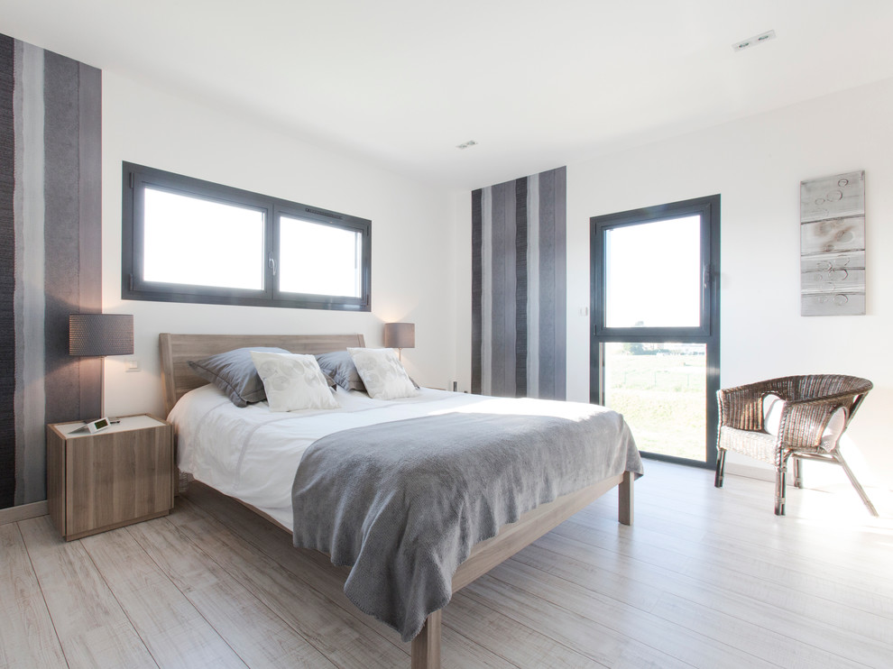 リールにある中くらいな北欧スタイルのおしゃれな客用寝室 (白い壁、淡色無垢フローリング)