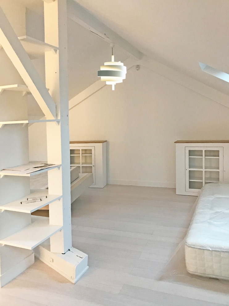 Foto di una camera matrimoniale di medie dimensioni con pareti bianche, pavimento in bambù e pavimento bianco
