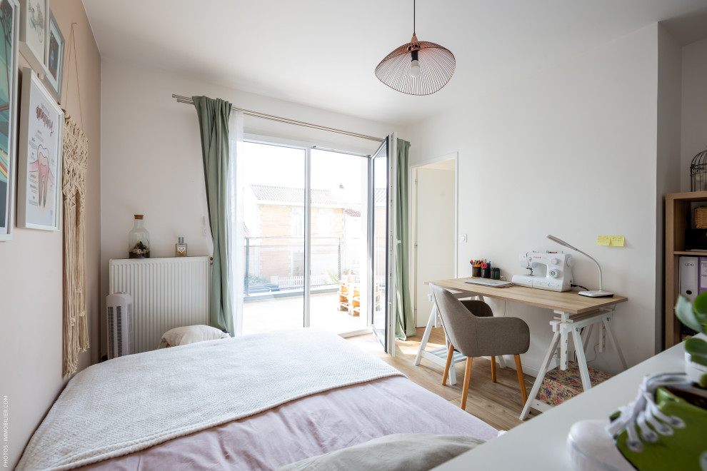 Ispirazione per una grande camera da letto contemporanea con pareti bianche, pavimento in legno massello medio e pavimento beige