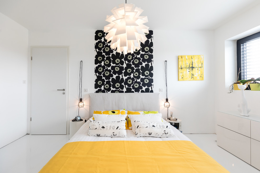 Стильный дизайн: хозяйская спальня среднего размера в современном стиле с белыми стенами, полом из ламината и белым полом - последний тренд