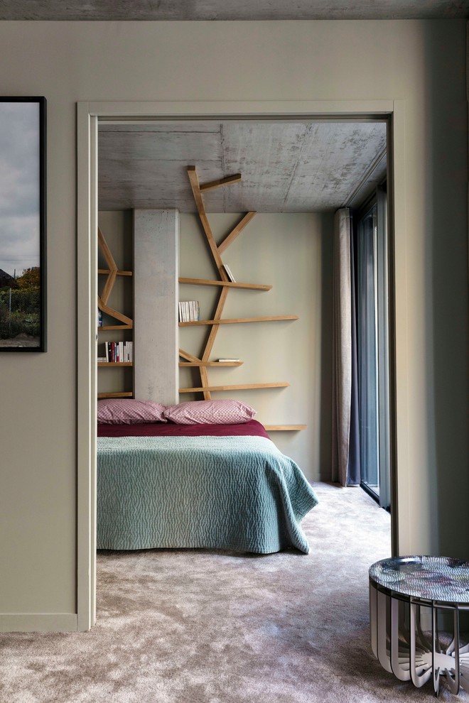 Идея дизайна: большая хозяйская спальня в современном стиле с серыми стенами, ковровым покрытием и серым полом