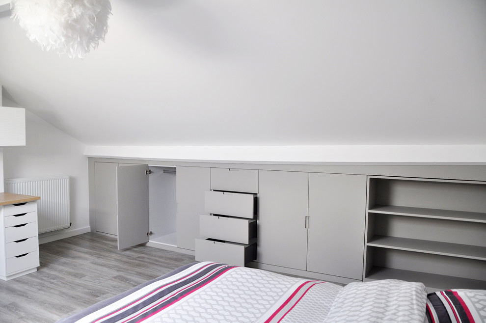 Идея дизайна: большая спальня на антресоли в современном стиле с белыми стенами, полом из ламината и серым полом