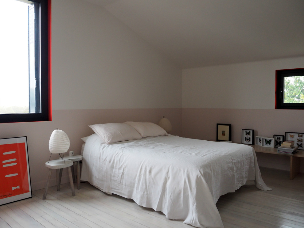 Идея дизайна: хозяйская спальня среднего размера в современном стиле с разноцветными стенами и деревянным полом