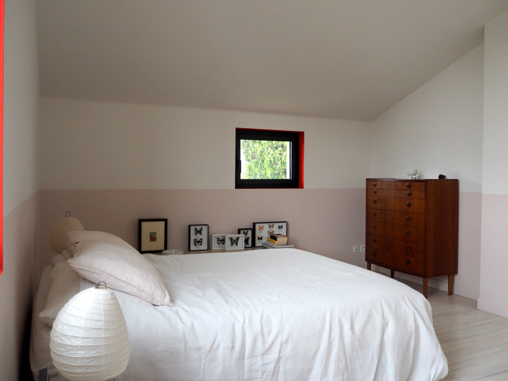 Idées déco pour une chambre parentale contemporaine de taille moyenne avec un mur multicolore et parquet peint.