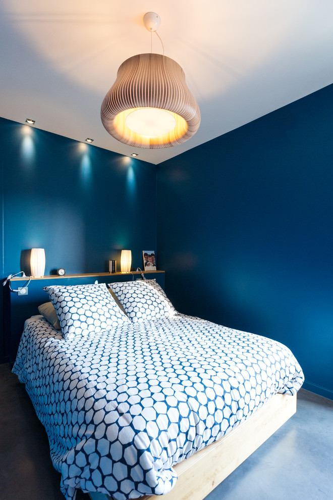 Mittelgroßes Modernes Hauptschlafzimmer mit blauer Wandfarbe, Betonboden und grauem Boden in Montpellier