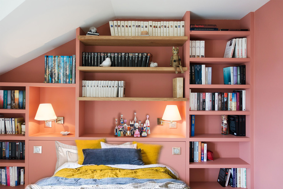 Idée de décoration pour une chambre parentale tradition de taille moyenne avec un mur rose, aucune cheminée, un sol marron et parquet clair.