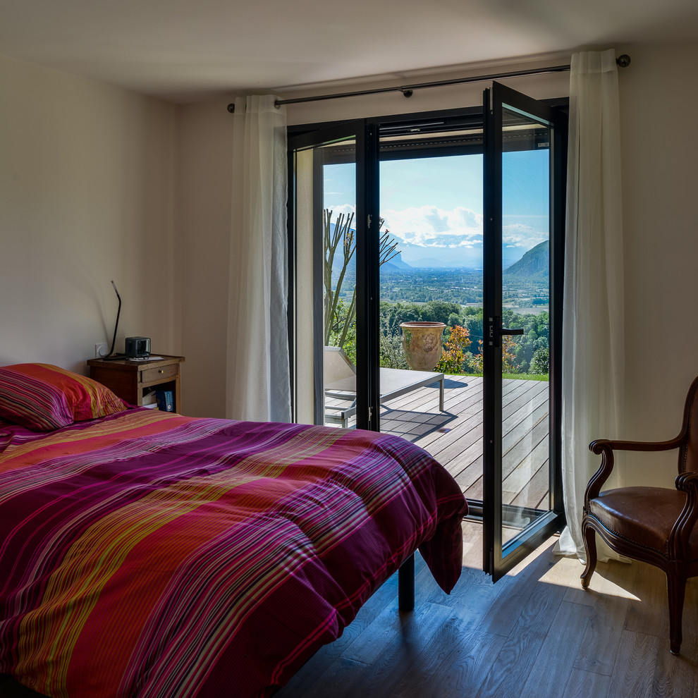 Contemporary bedroom in Grenoble.