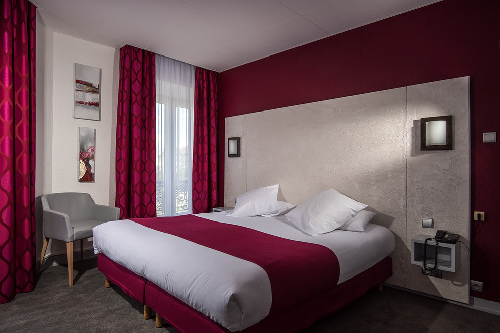Foto di una camera matrimoniale design di medie dimensioni con pareti rosse, moquette e pavimento grigio