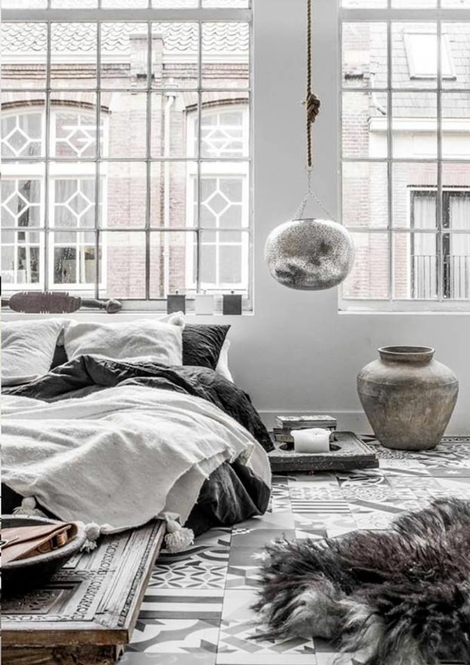Foto de dormitorio principal bohemio de tamaño medio con paredes blancas y suelo de baldosas de cerámica