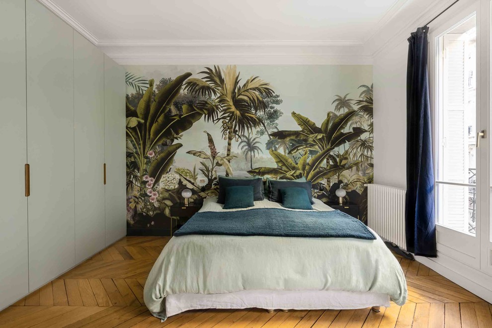 Großes Nordisches Hauptschlafzimmer ohne Kamin mit weißer Wandfarbe, hellem Holzboden und braunem Boden in Paris