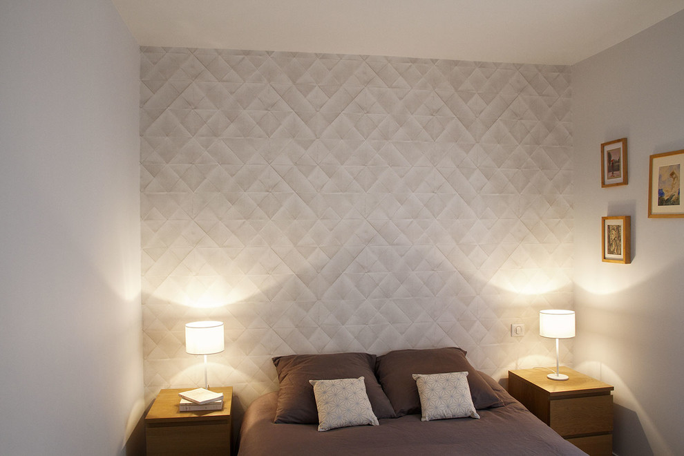Diseño de dormitorio principal actual de tamaño medio con paredes grises y suelo de madera clara