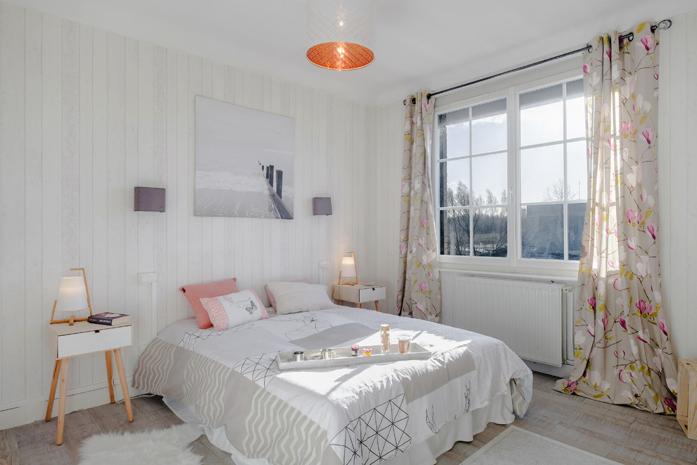 Aménagement d'une chambre contemporaine avec un mur gris, un sol en bois brun et un sol beige.