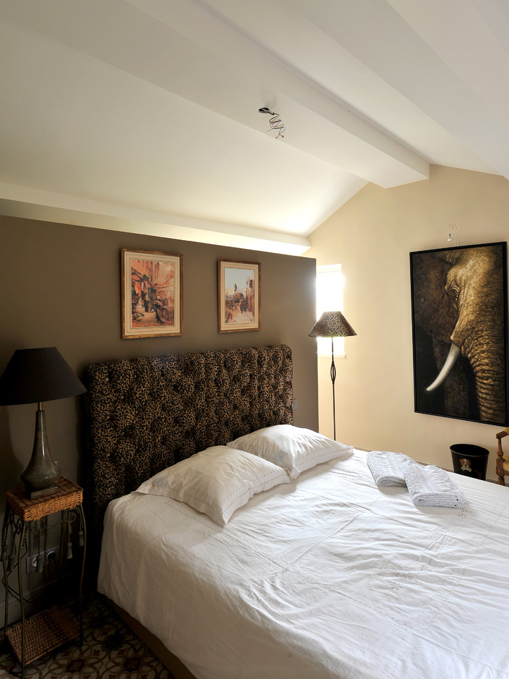 Diseño de dormitorio principal exótico grande con paredes beige y suelo de baldosas de terracota