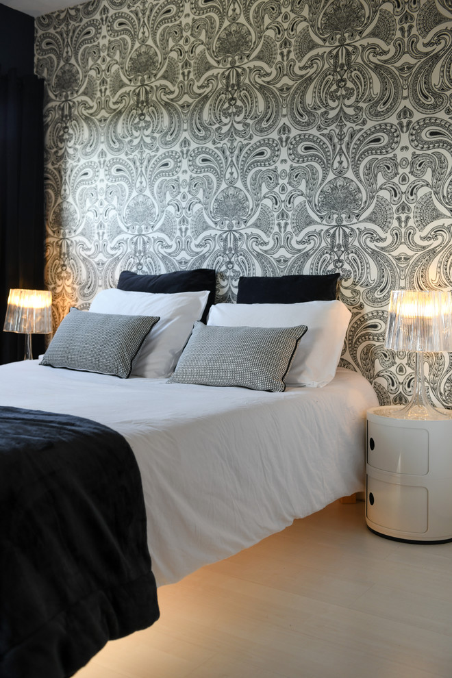 Shabby-Look Schlafzimmer mit blauer Wandfarbe, Laminat und weißem Boden in Lyon
