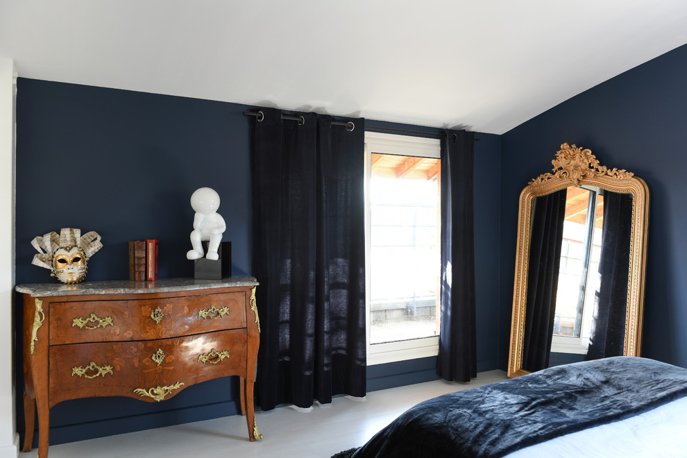 Esempio di una camera da letto shabby-chic style con pareti blu, pavimento in laminato e pavimento bianco