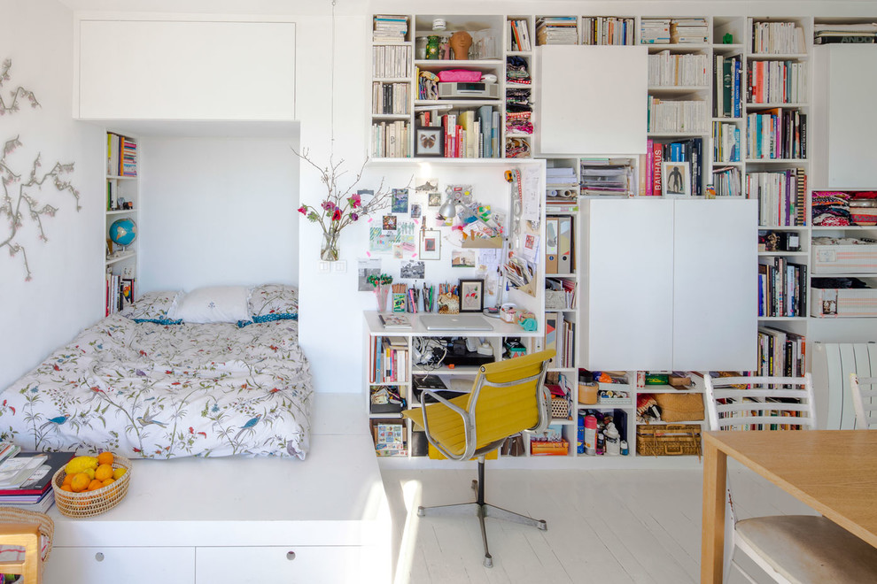 Kleines Modernes Hauptschlafzimmer ohne Kamin mit weißer Wandfarbe und gebeiztem Holzboden in Paris