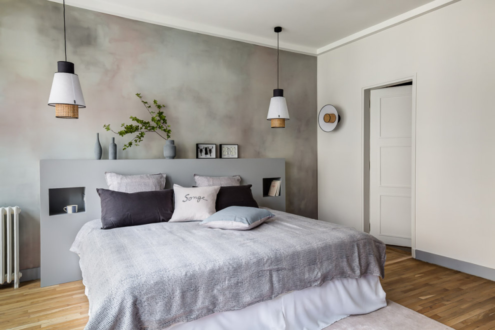 Idées déco pour une grande chambre contemporaine avec un mur gris.