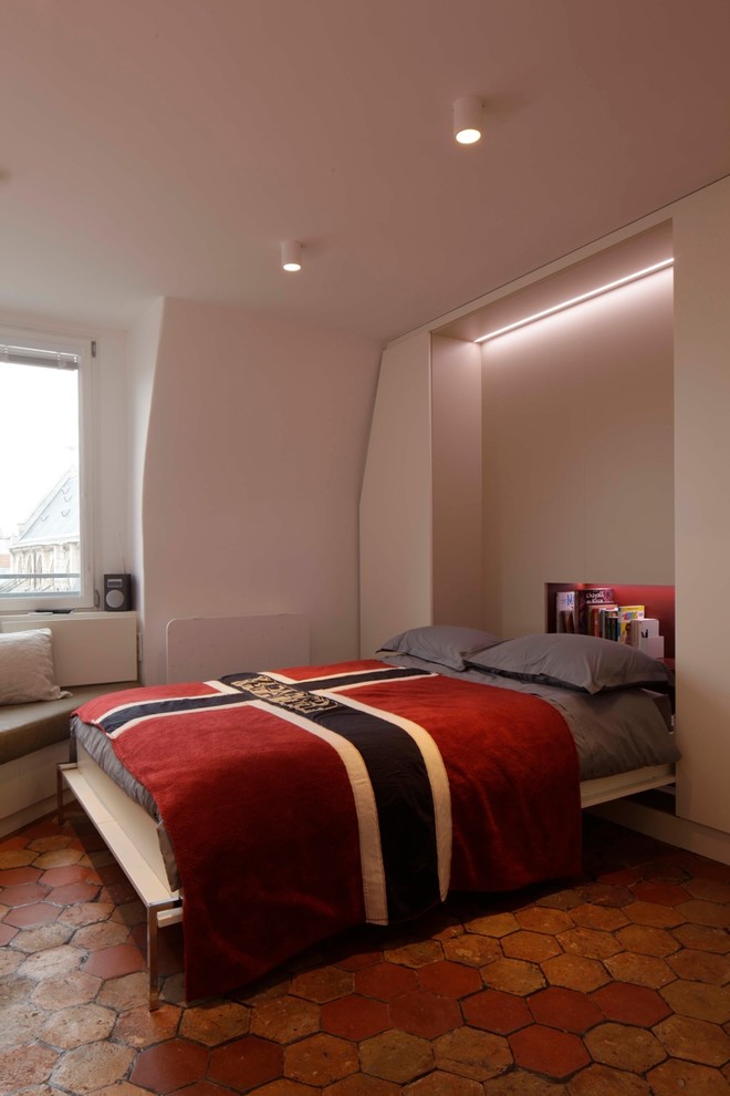 Imagen de habitación de invitados contemporánea pequeña con suelo de baldosas de terracota