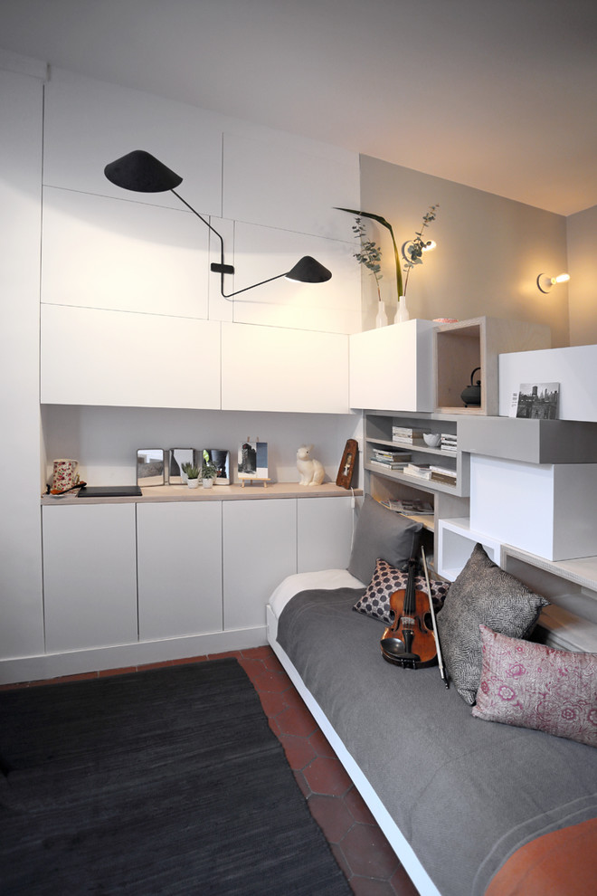 Kleines Modernes Hauptschlafzimmer mit grauer Wandfarbe und dunklem Holzboden in Paris