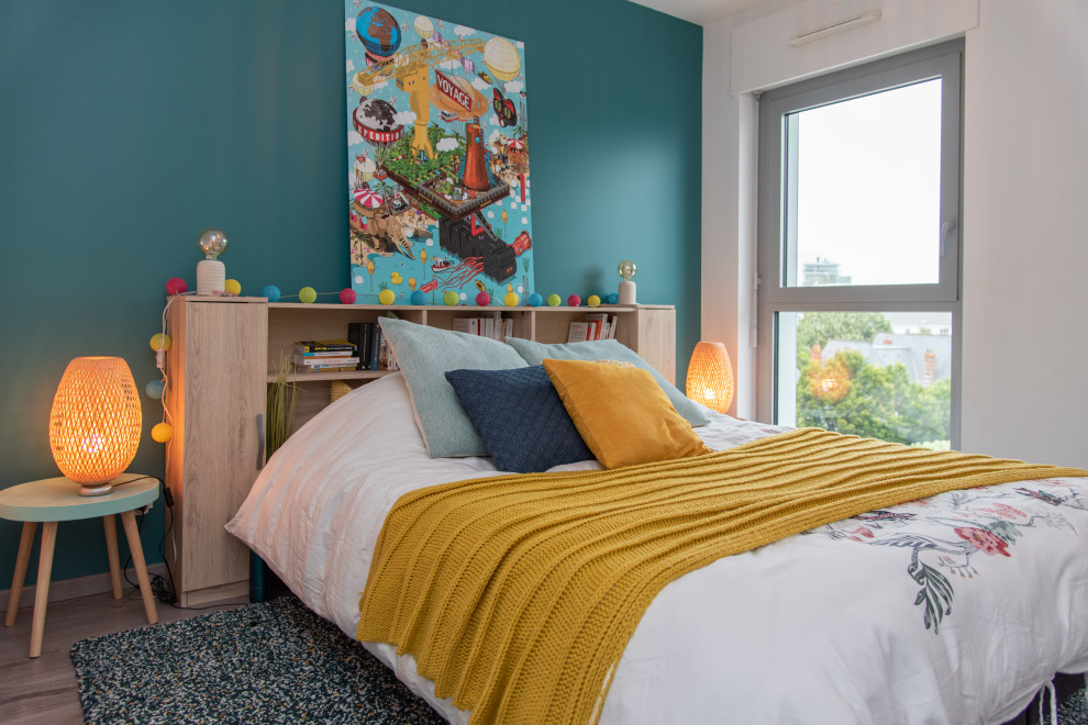 Réalisation d'une chambre parentale design de taille moyenne avec un mur bleu, un sol en bois brun et un sol gris.