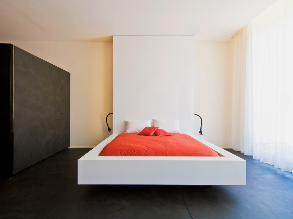 Пример оригинального дизайна: большая хозяйская спальня в стиле модернизм с белыми стенами