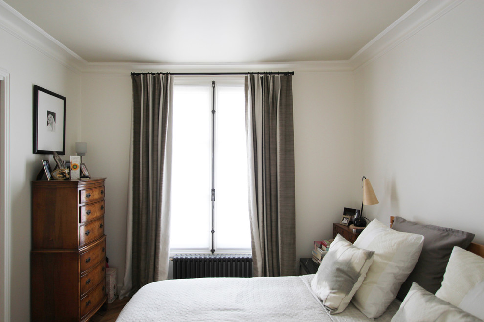 Идея дизайна: хозяйская спальня среднего размера в стиле модернизм с белыми стенами