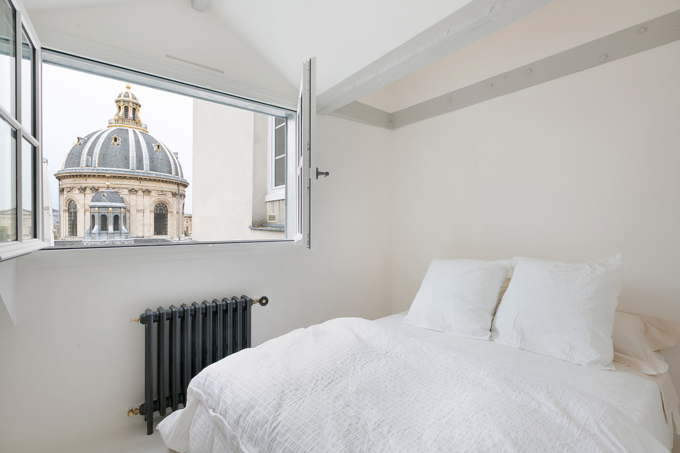 Esempio di una camera da letto minimalista con pareti bianche