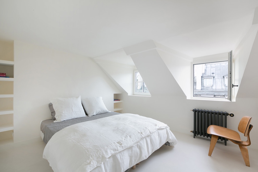 Modelo de dormitorio gris y blanco moderno sin chimenea con paredes blancas, suelo blanco y techo inclinado