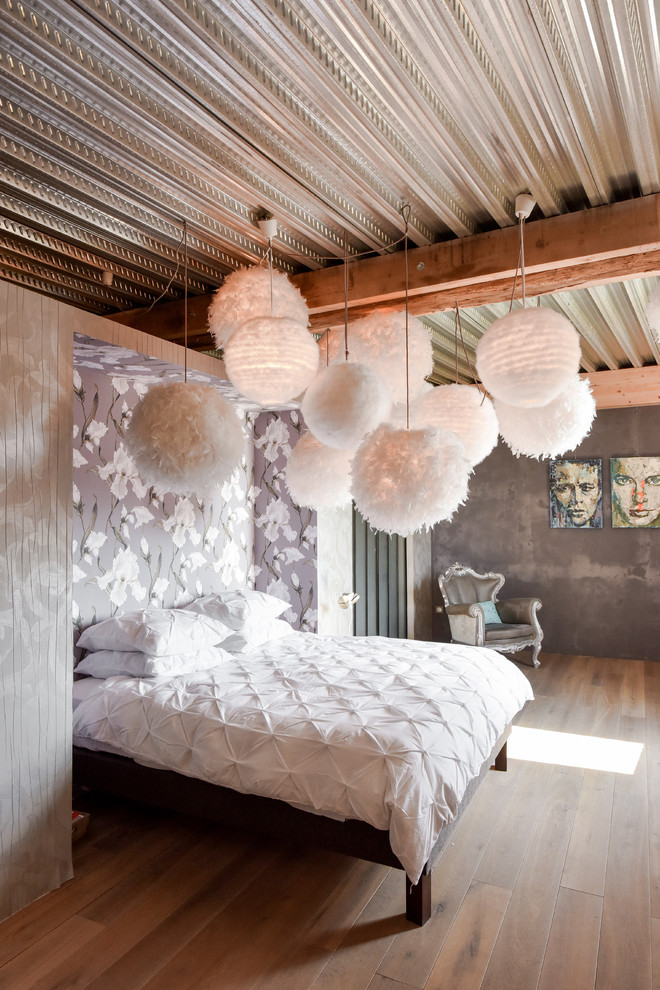 Foto de dormitorio romántico con paredes grises y suelo de madera en tonos medios
