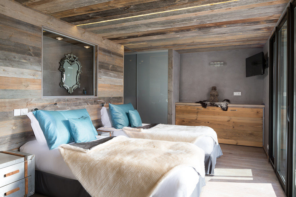Imagen de habitación de invitados rural con paredes marrones, suelo de madera clara y suelo marrón