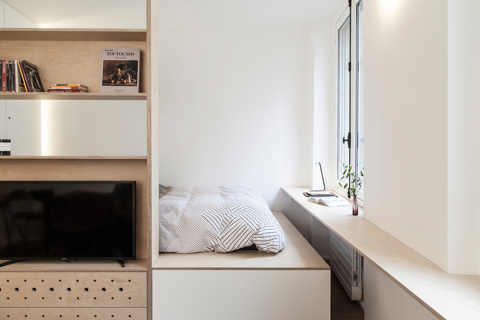 Diseño de dormitorio principal y blanco y madera nórdico de tamaño medio sin chimenea con paredes blancas, suelo de madera clara, suelo beige y madera