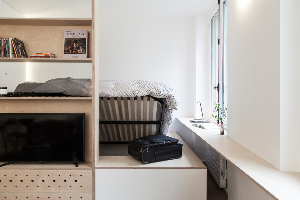 Стильный дизайн: хозяйская спальня среднего размера, в белых тонах с отделкой деревом в скандинавском стиле с белыми стенами, светлым паркетным полом, бежевым полом и деревянными стенами без камина - последний тренд