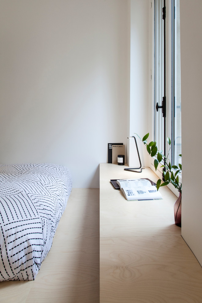 Стильный дизайн: хозяйская спальня среднего размера, в белых тонах с отделкой деревом в скандинавском стиле с белыми стенами, светлым паркетным полом, бежевым полом и деревянными стенами без камина - последний тренд