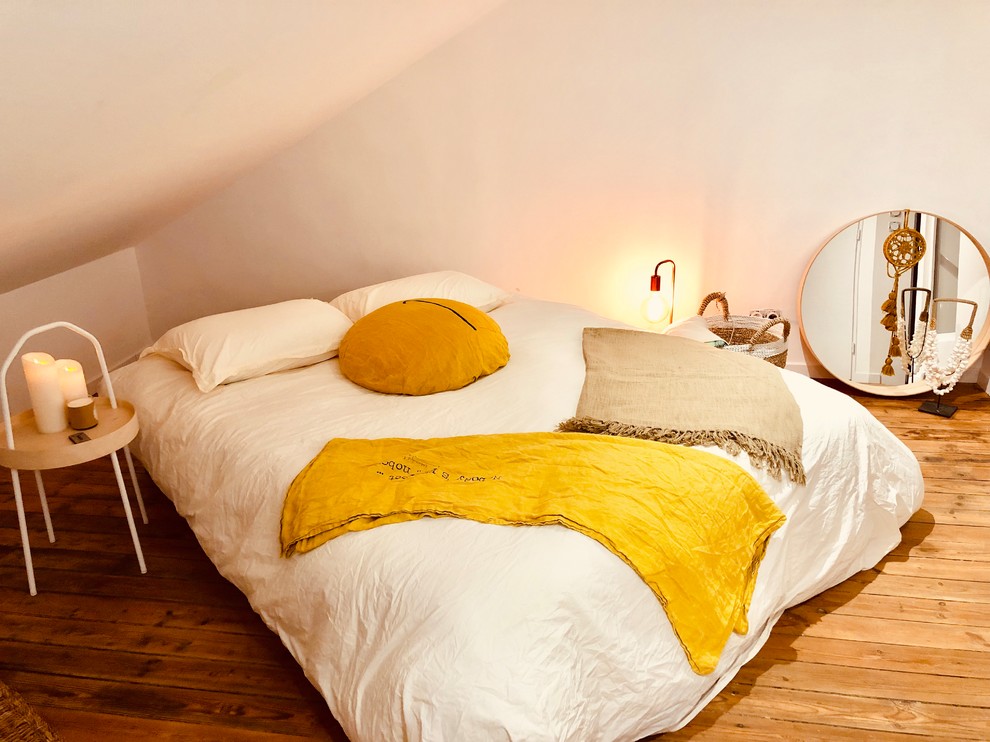 Inspiration för stora eklektiska sovloft, med vita väggar, ljust trägolv och brunt golv