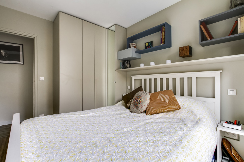 Inspiration pour une chambre parentale design de taille moyenne avec un mur beige et un sol en vinyl.