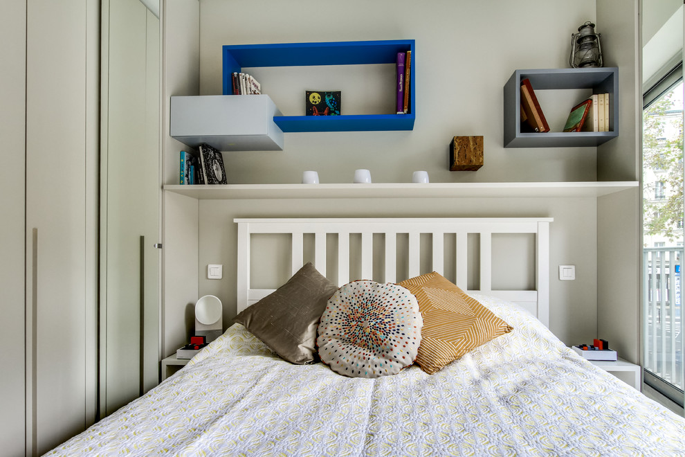 Idée de décoration pour une chambre parentale design de taille moyenne avec un mur beige et un sol en vinyl.