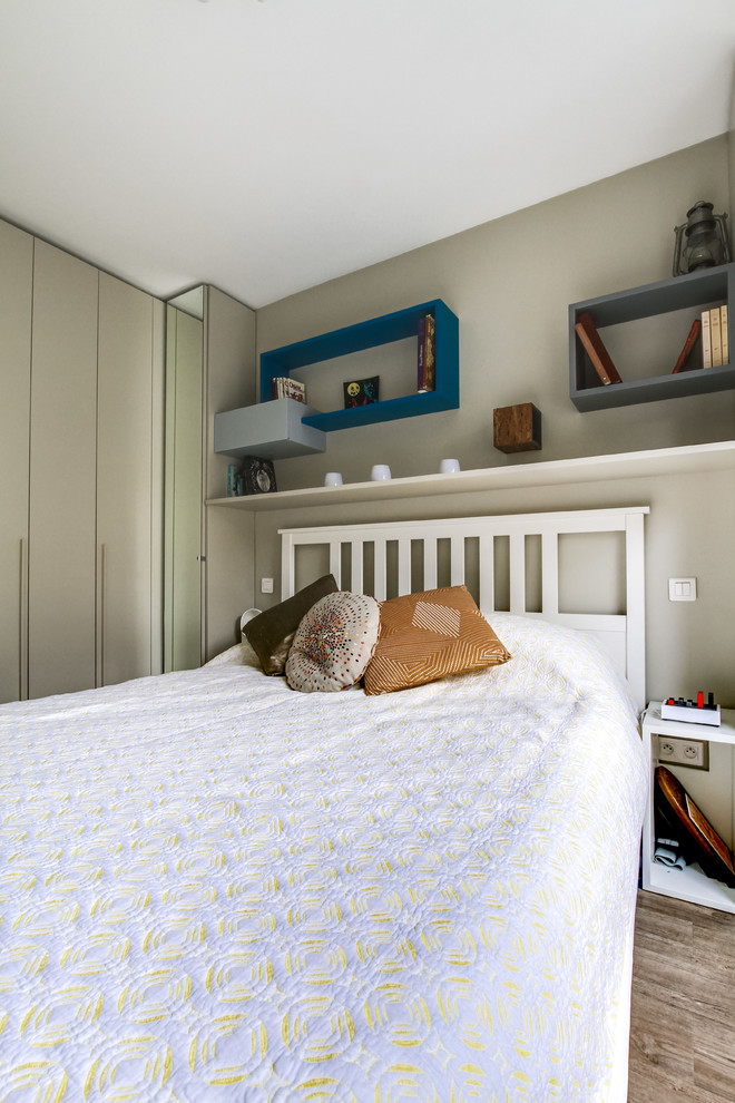 Réalisation d'une chambre parentale design de taille moyenne avec un mur beige et un sol en vinyl.